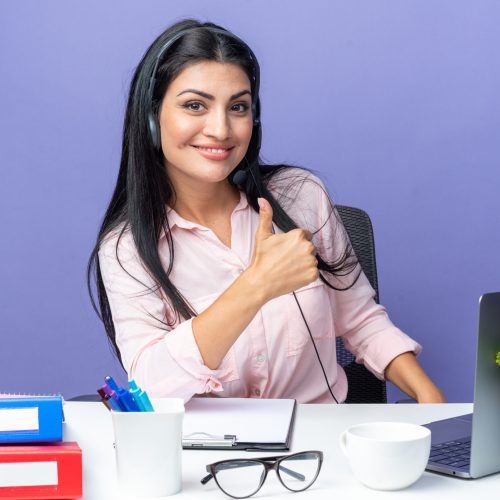 young beautiful woman in casual clothes wearing headset with microphone looking at camera smiling confident showing thumbs up sitting at the table with laptop over blue background working in office SSUCv3H4sIAAAAAAAACpyRz27DIAzG75P2DhHnRsr/LH2VagcHSIJKoQLSaar67jMQKs674Z/tz/7M8/OjKMgMVlByLp4+wlhIuVtnwAmtEFengxuuGDc5eZh2qHLAmXDaCJA5nMHRTcGNI1S7lB6/QpJYB2633PrpB6Lg+IoaEb4l4oqXGBcpEZLYgSlCThmz+xxYQlH8X53x8Z3cwMoV/Q0LZ0YMlxyikUssJdcfx80ttwY7Ezpz9dAUpC9oM6W7EVSoNWvTbgtnT21U78oZv8J7cyK1vsMs/YkX1OSJb2AtlrPEs0EUP1nfsjlKu2DgUCUMf8KHddsMYzsMQ1/1YzP0U30UxN/bBOqEdZIQxvQqWG5d+A0IpUtVL+NSNmM/lR2ru3KibC5H9tXMY99CVzM8/OsPAAD//wMAK+gj2ZgCAAA=